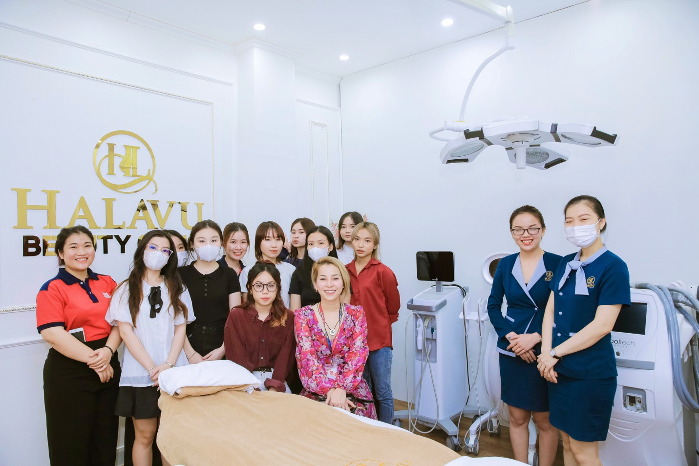 Sinh viên Cao đẳng Văn Lang Sài Gòn cùng giảng viên Bảo Châu tham quan Halavu Clinic